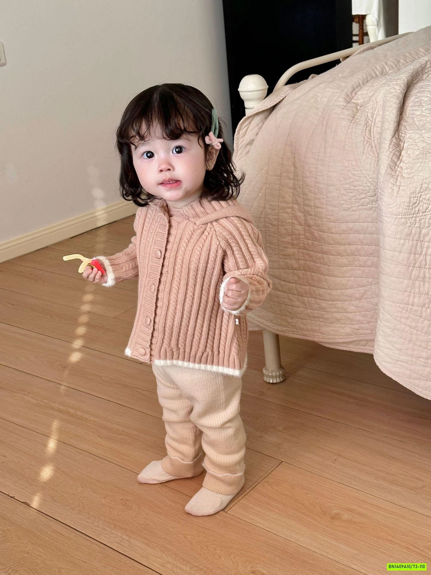 KHOÁC LEN LIỀN MŨ TAI THỎ CUTEMILY