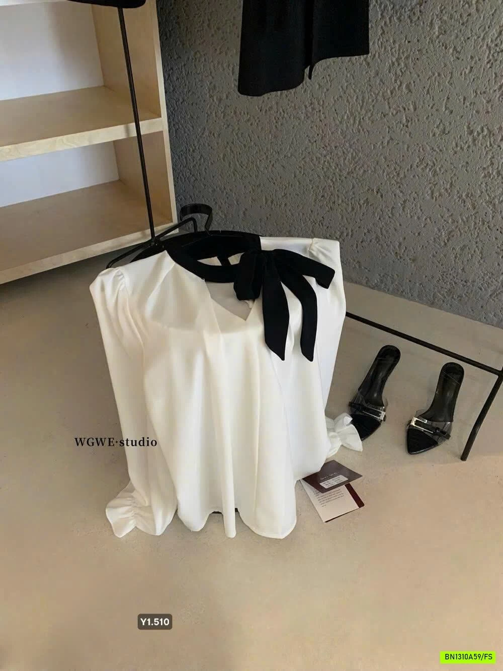 SƠ MI DÀI TAY CỔ V THẮT NƠ WGWE7428