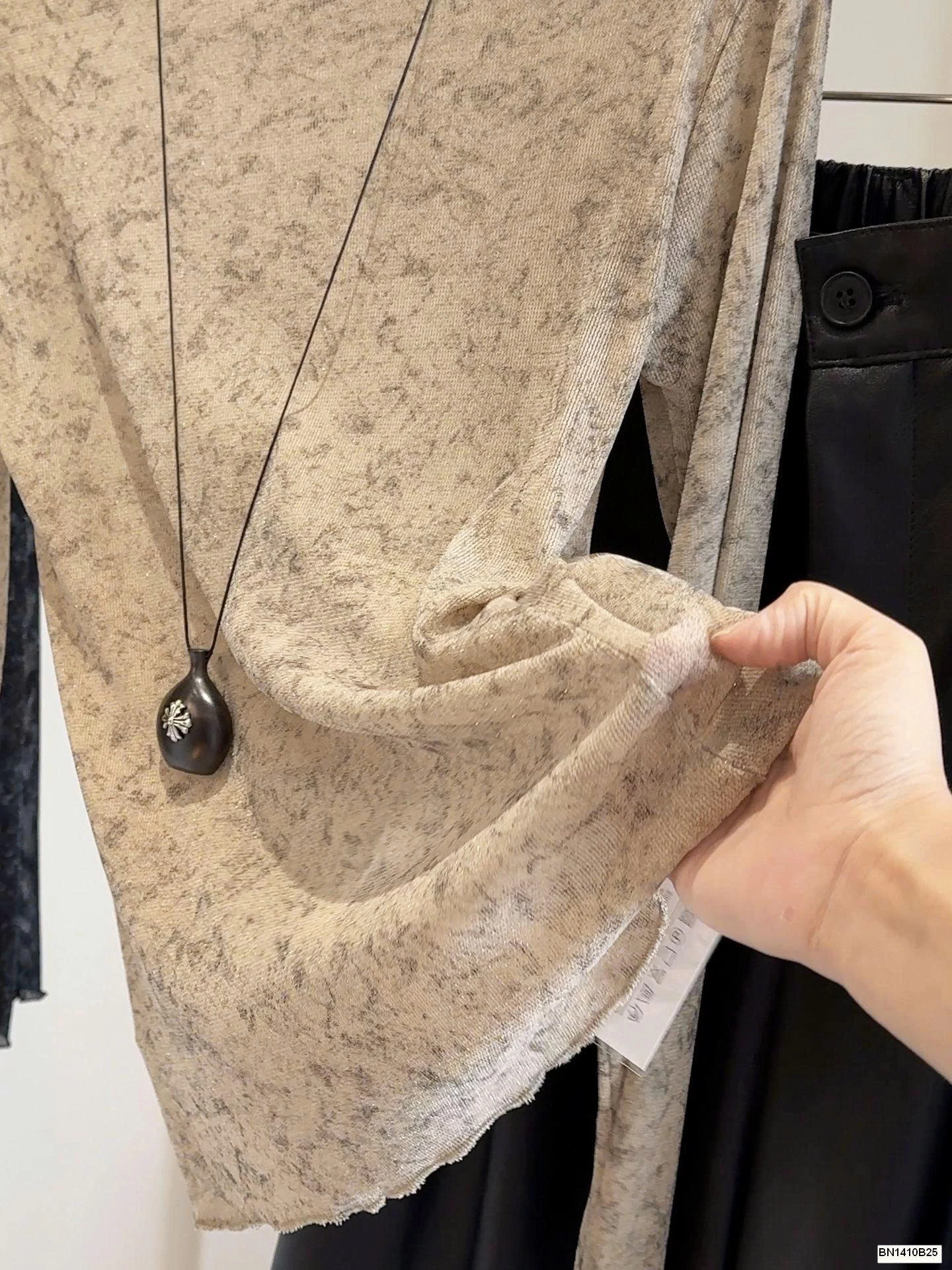 ÁO THUN MỎNG HỌA TIẾT CAO CỔ