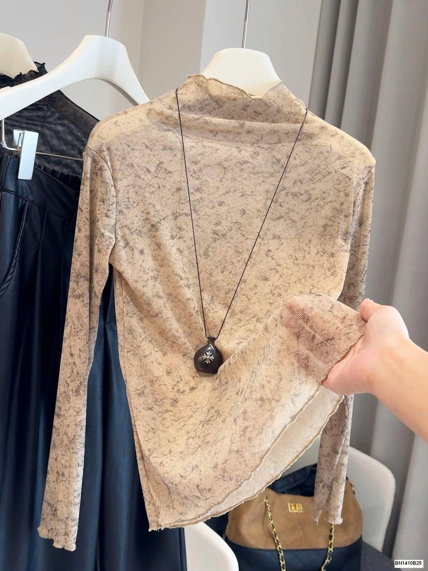 ÁO THUN MỎNG HỌA TIẾT CAO CỔ