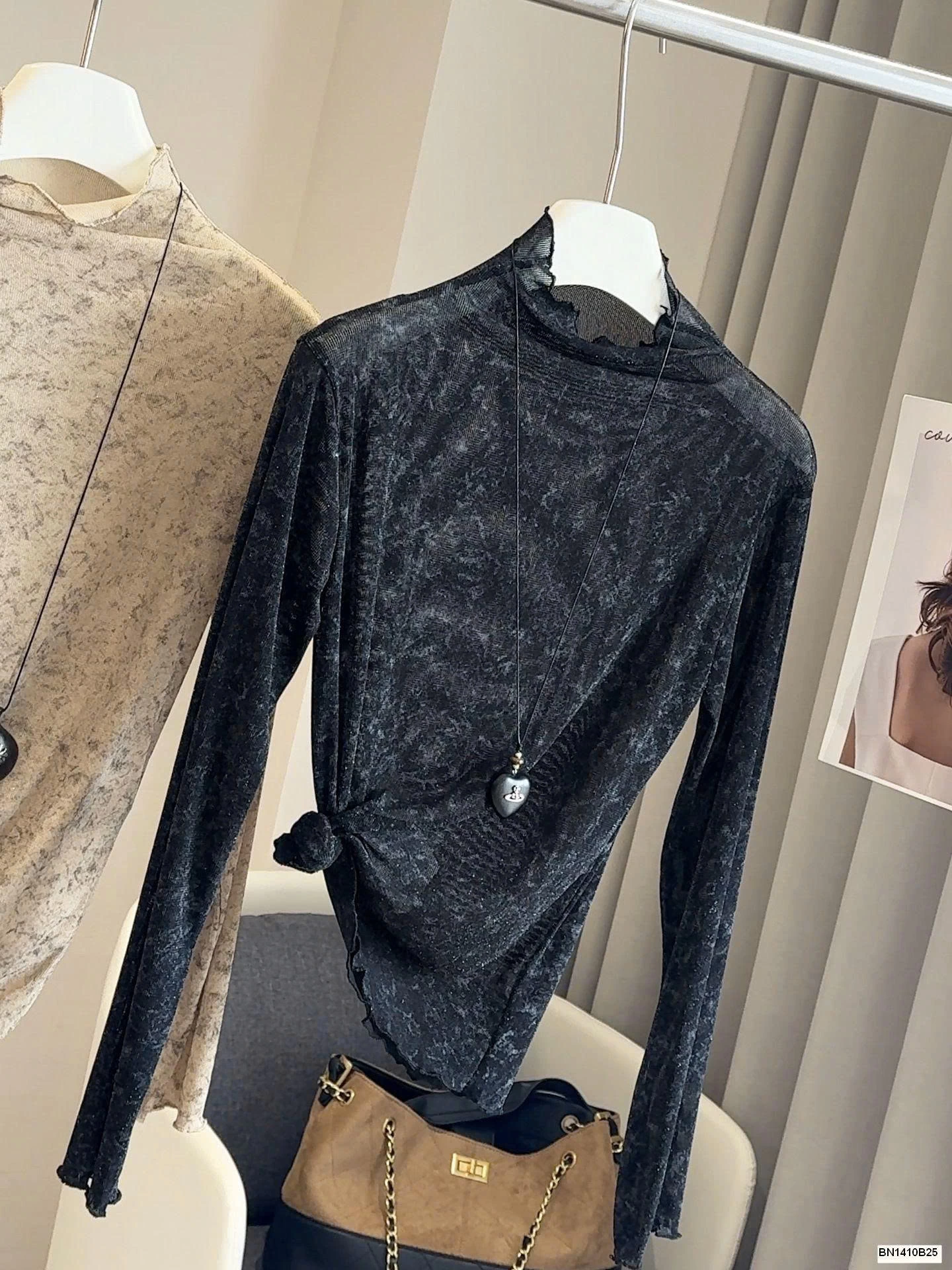 ÁO THUN MỎNG HỌA TIẾT CAO CỔ