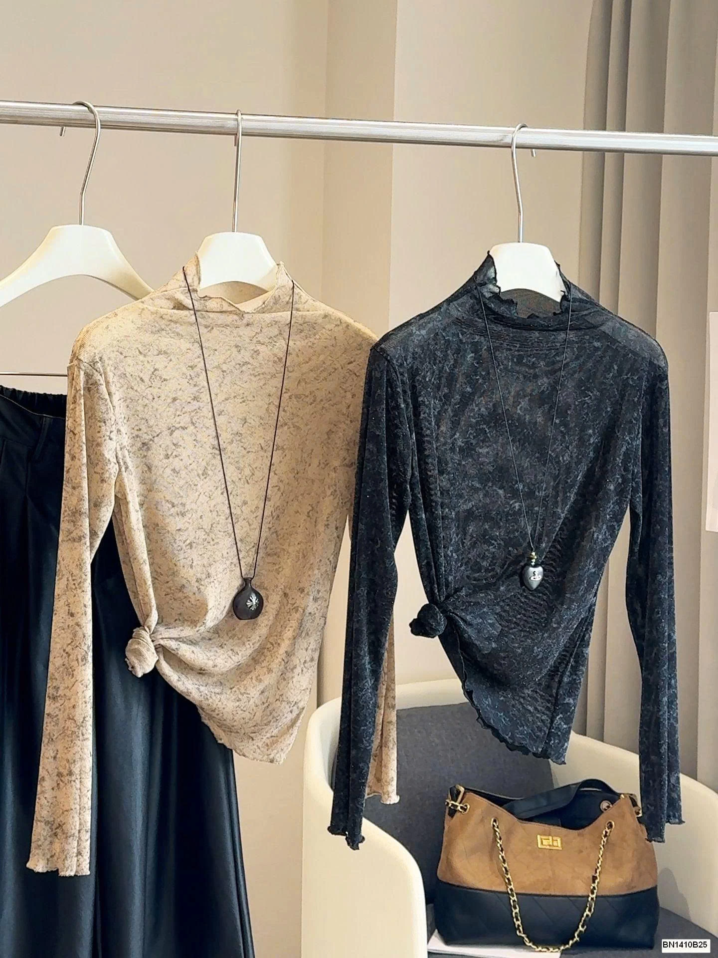 ÁO THUN MỎNG HỌA TIẾT CAO CỔ