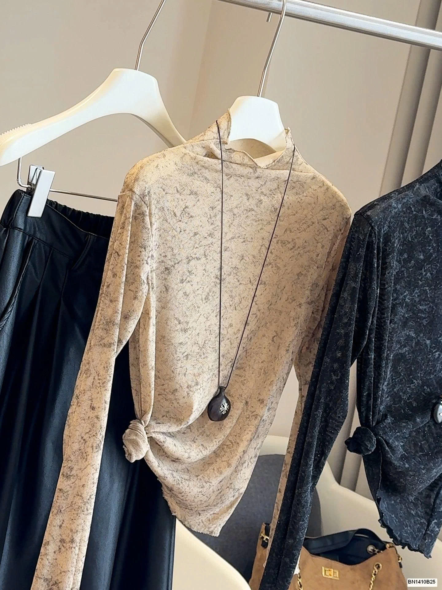 ÁO THUN MỎNG HỌA TIẾT CAO CỔ