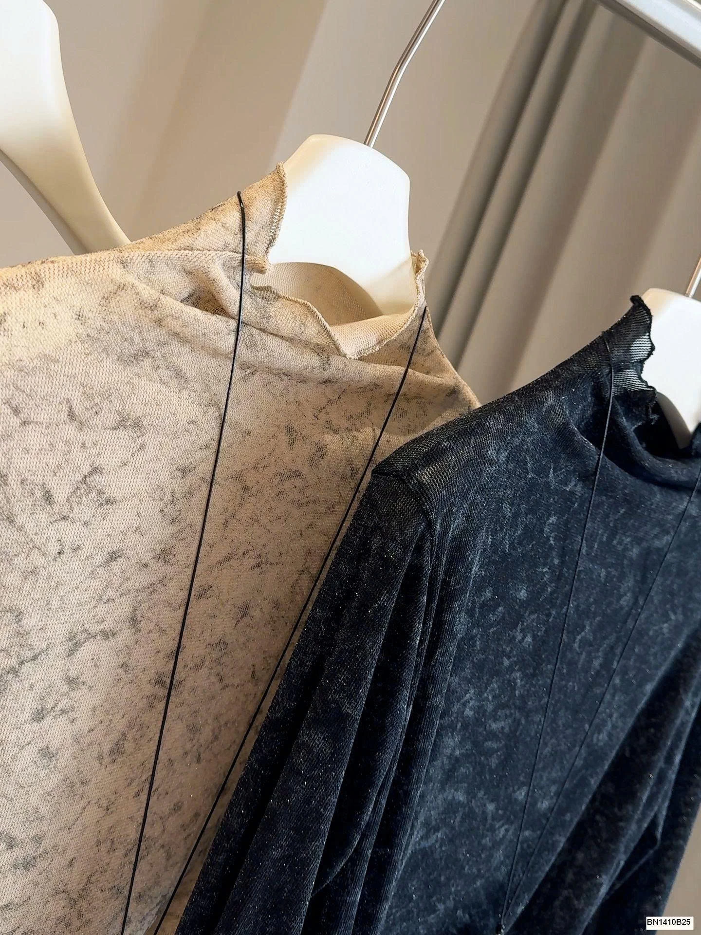 ÁO THUN MỎNG HỌA TIẾT CAO CỔ