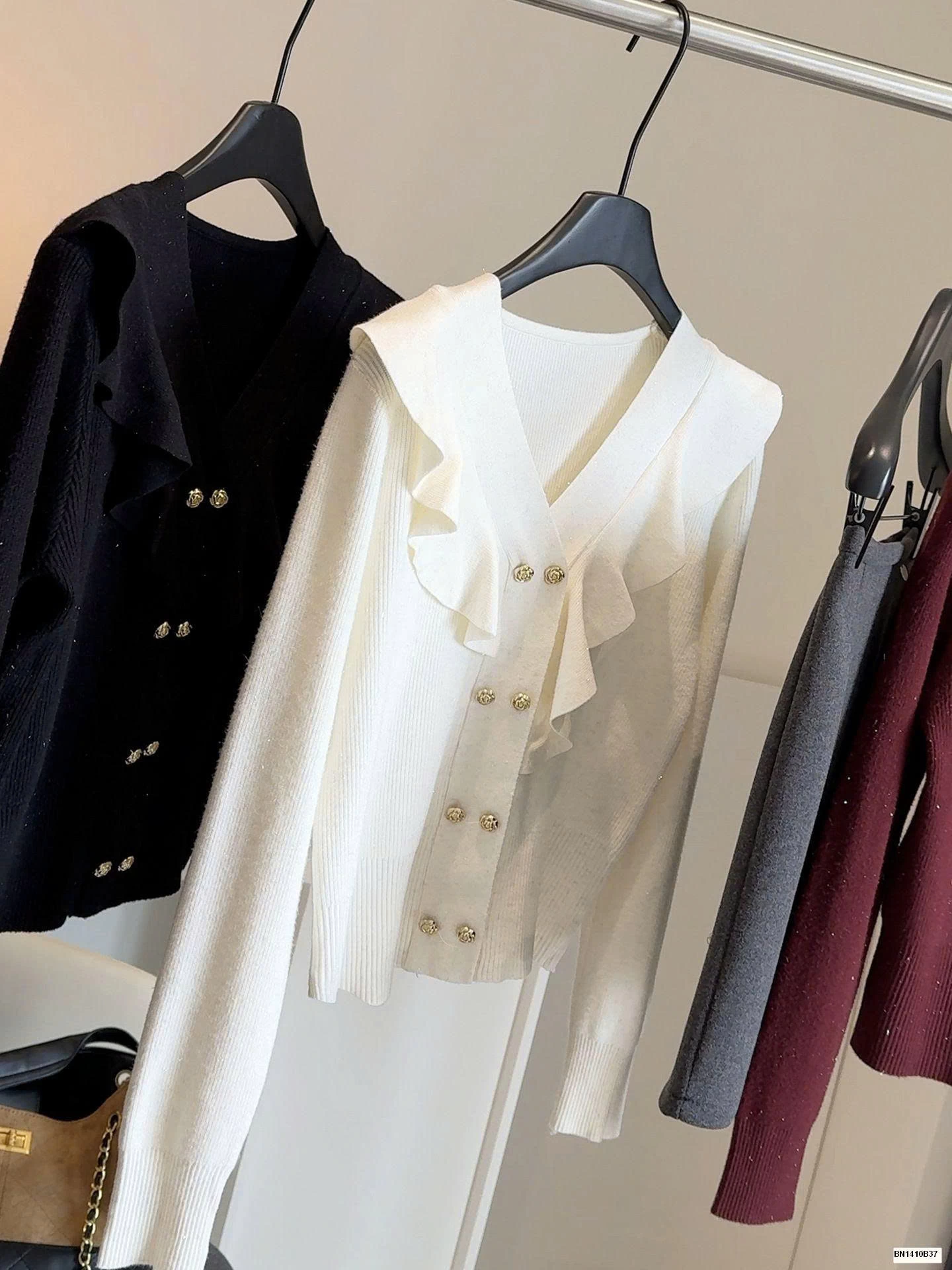 ÁO LEN DỆT KIM CỔ CHỮ V