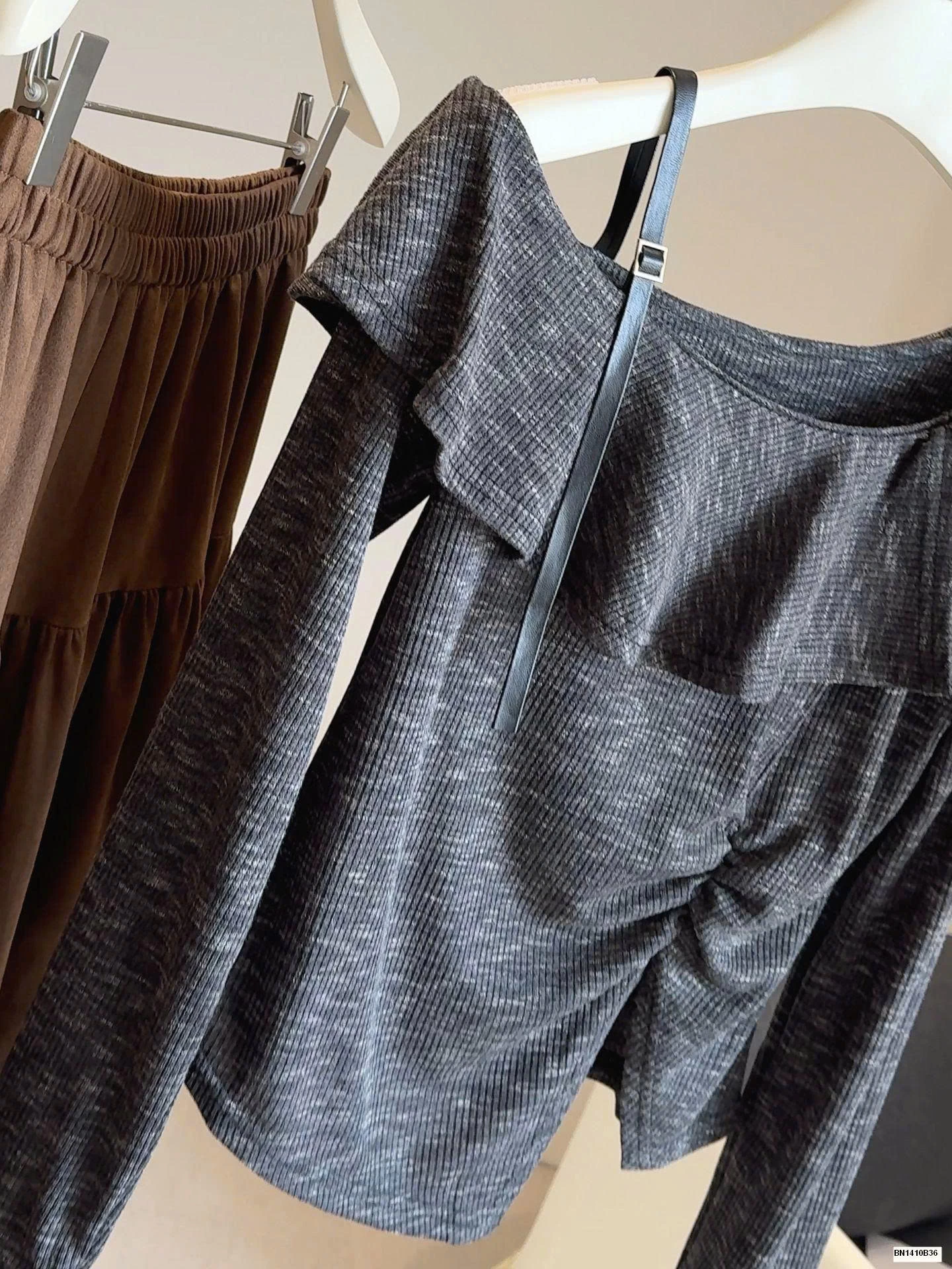 ÁO THUN BÈO CỔ LỆCH ANNA