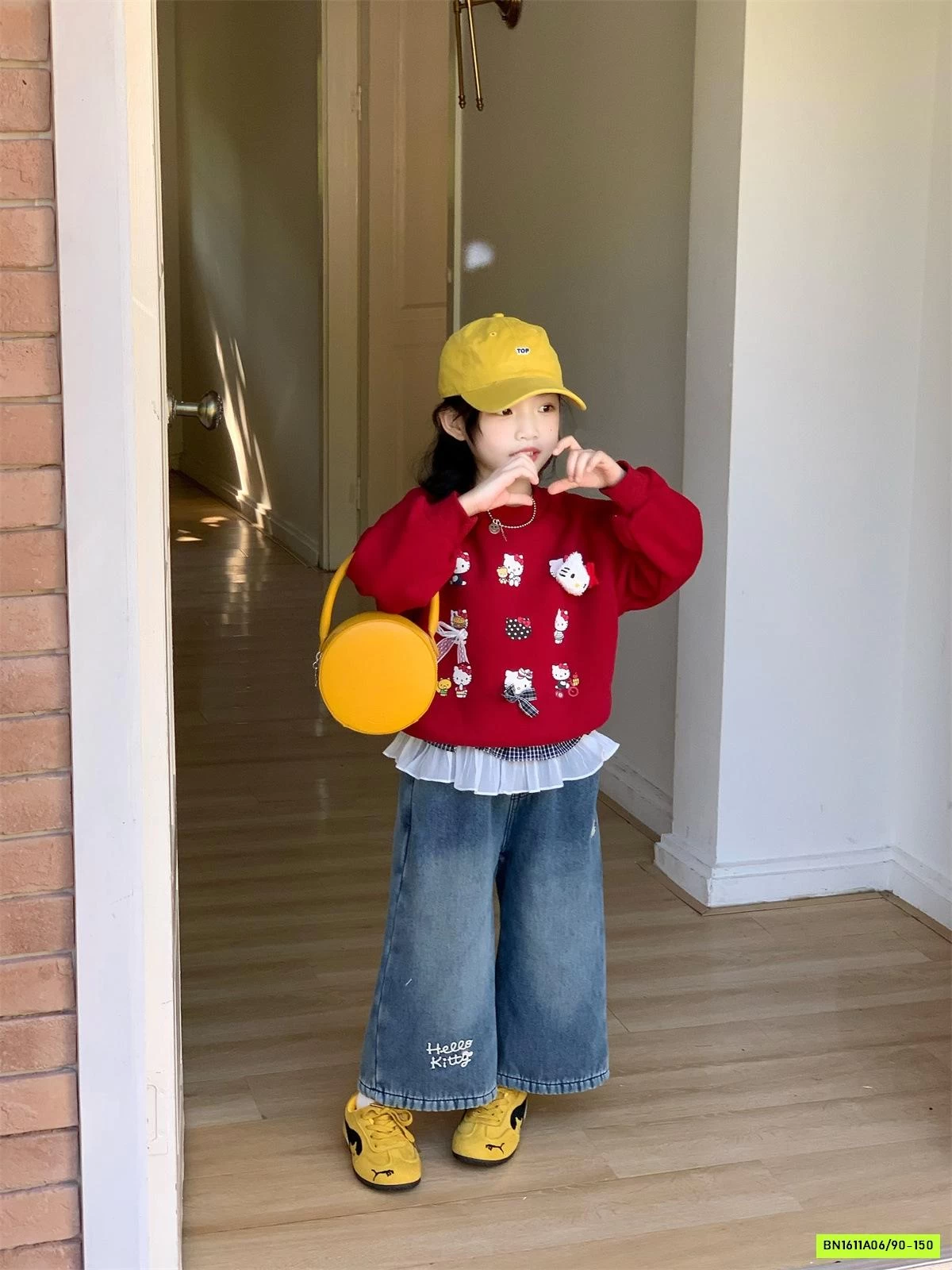 JEANS SUÔNG MIX ÁO NỈ ĐỎ KITTY