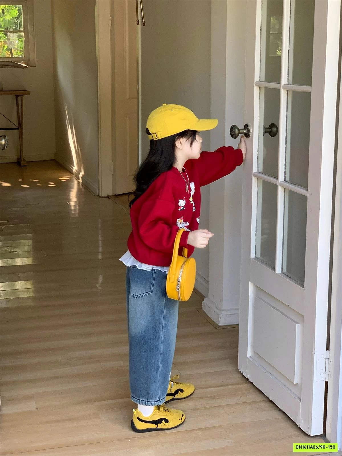 JEANS SUÔNG MIX ÁO NỈ ĐỎ KITTY