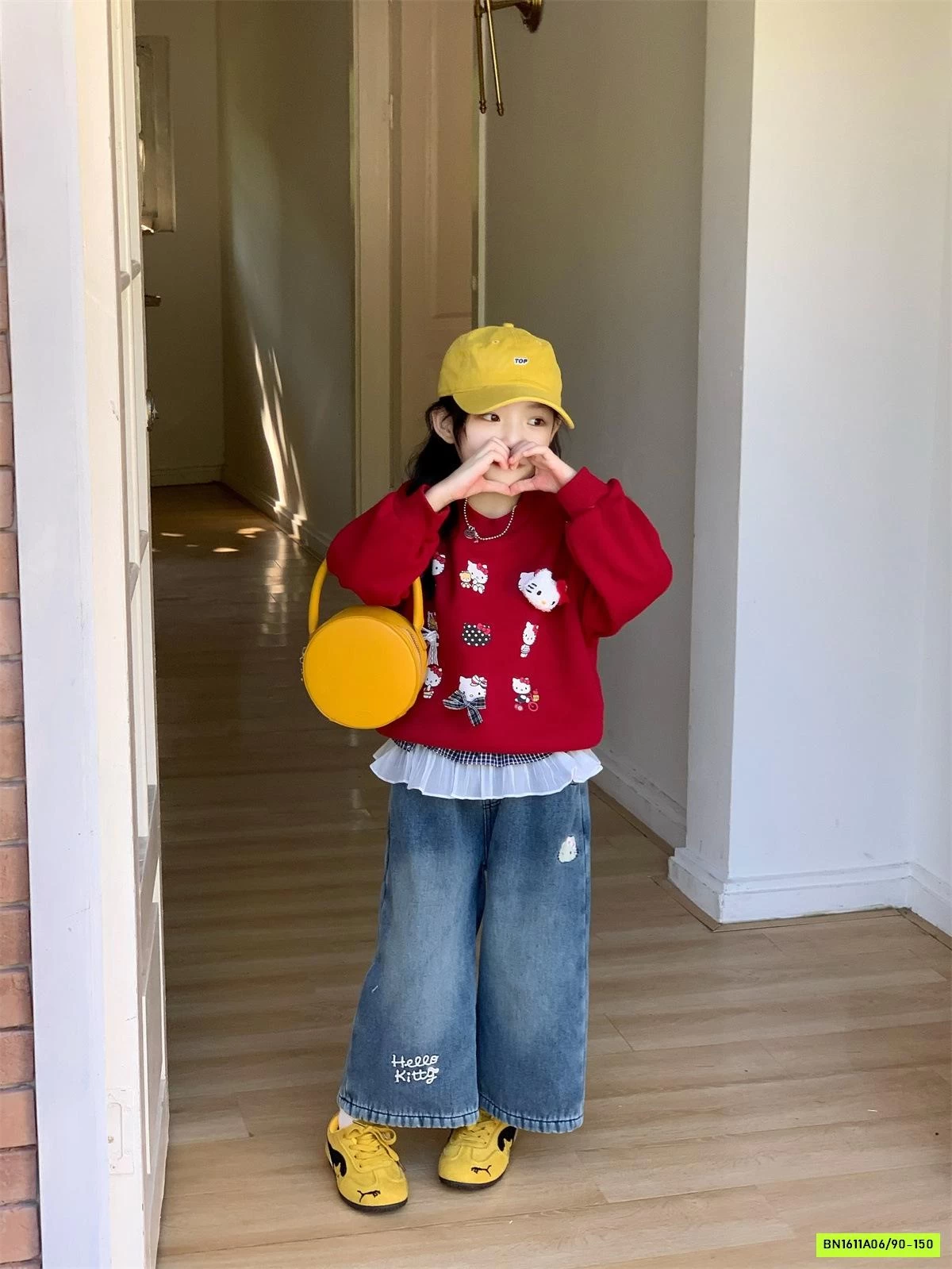 JEANS SUÔNG MIX ÁO NỈ ĐỎ KITTY