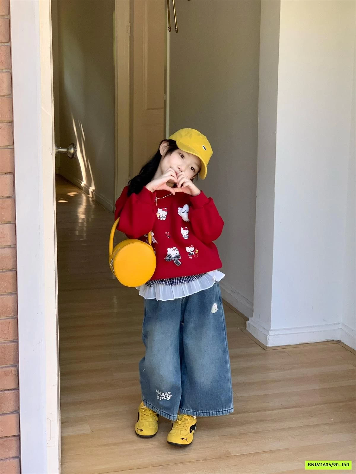 JEANS SUÔNG MIX ÁO NỈ ĐỎ KITTY