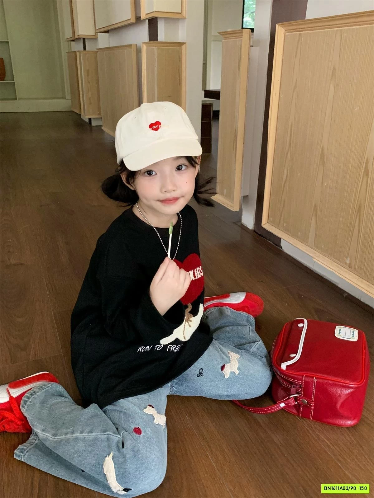 ÁO THUN ĐEN MIX JEANS SUÔNG THÊU CÚN