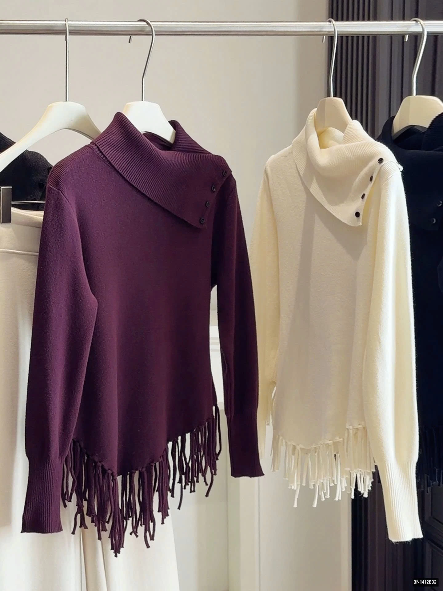 ÁO LEN CỔ BẺ TUA RUA