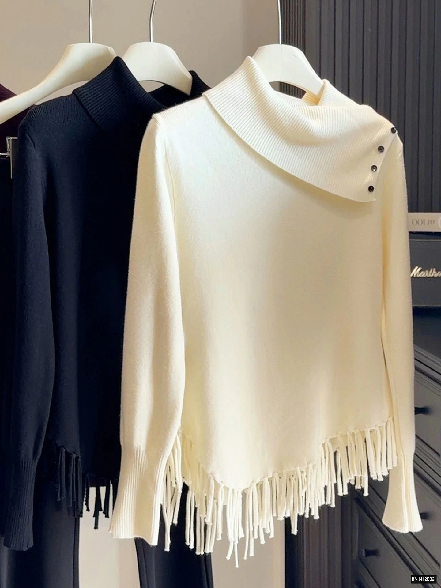 ÁO LEN CỔ BẺ TUA RUA