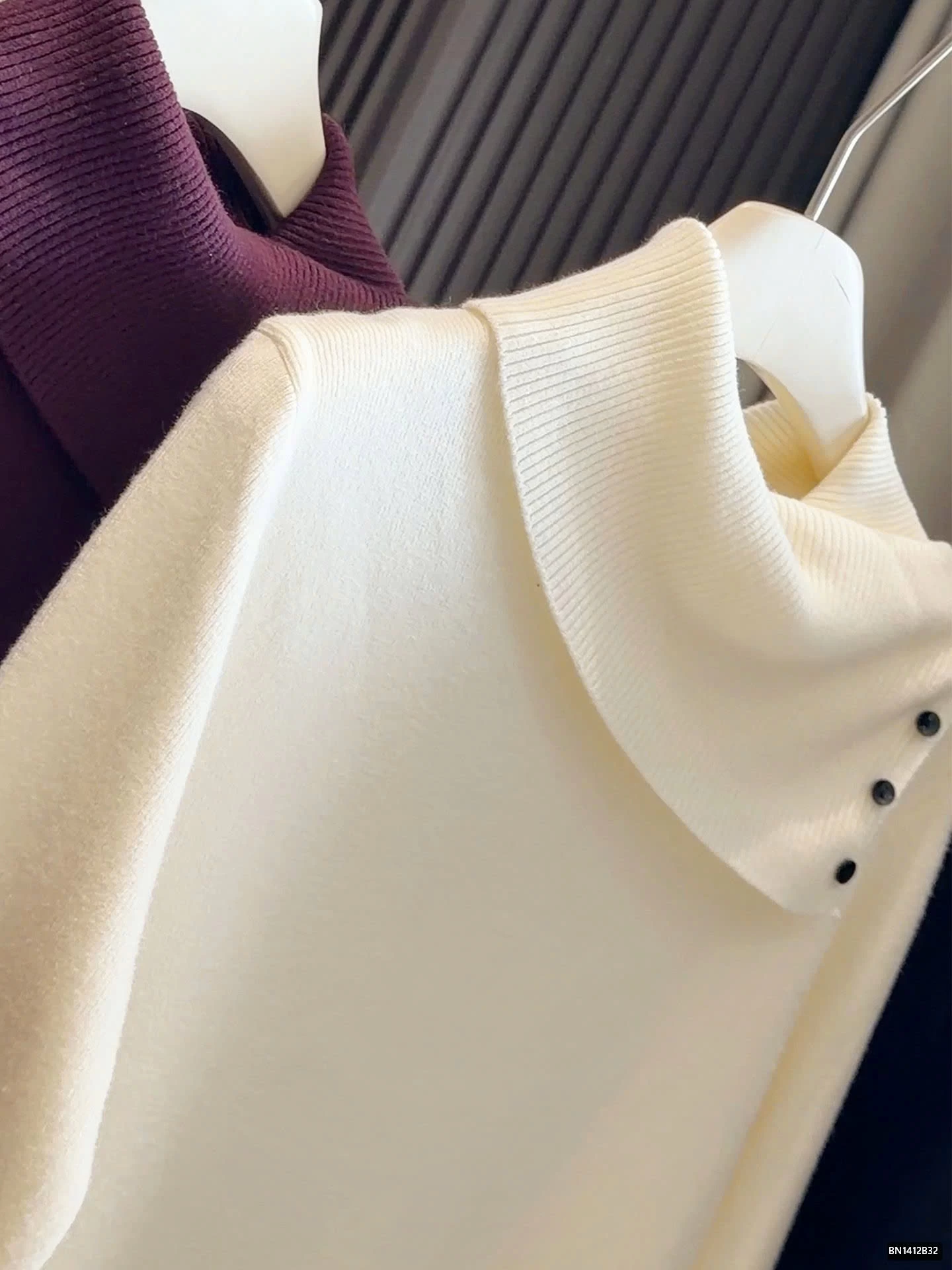 ÁO LEN CỔ BẺ TUA RUA