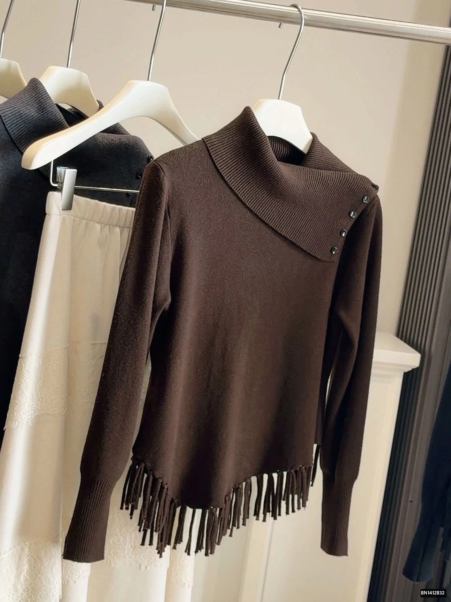 ÁO LEN CỔ BẺ TUA RUA