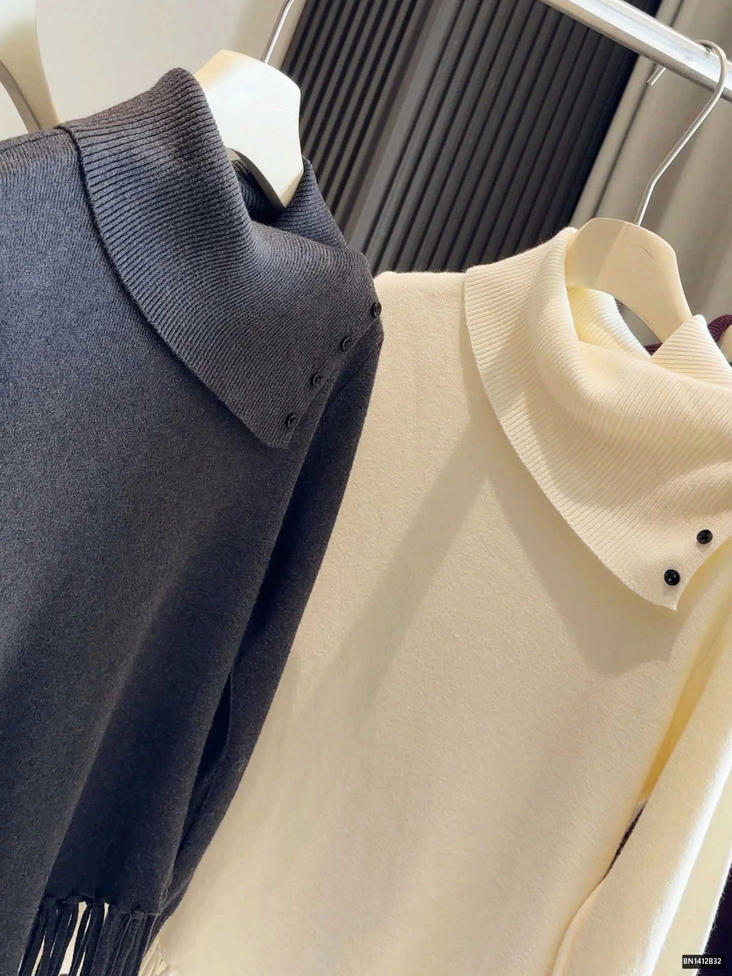 ÁO LEN CỔ BẺ TUA RUA