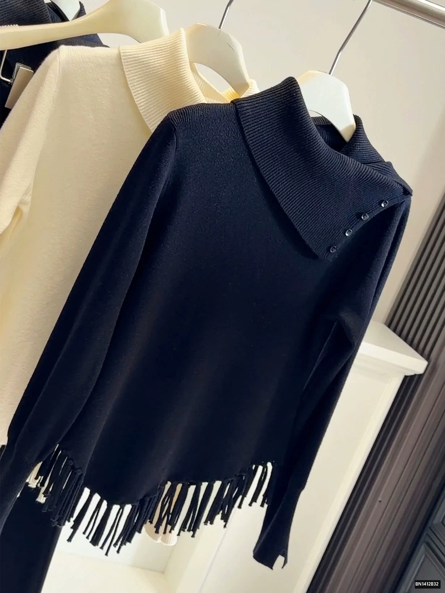 ÁO LEN CỔ BẺ TUA RUA