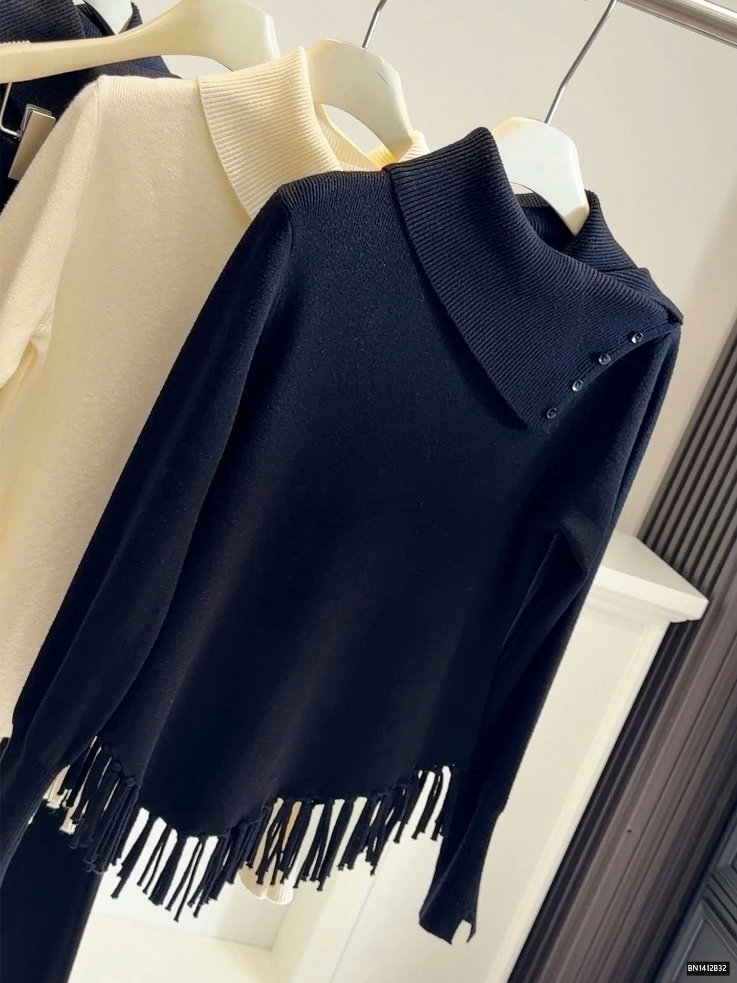 ÁO LEN CỔ BẺ TUA RUA