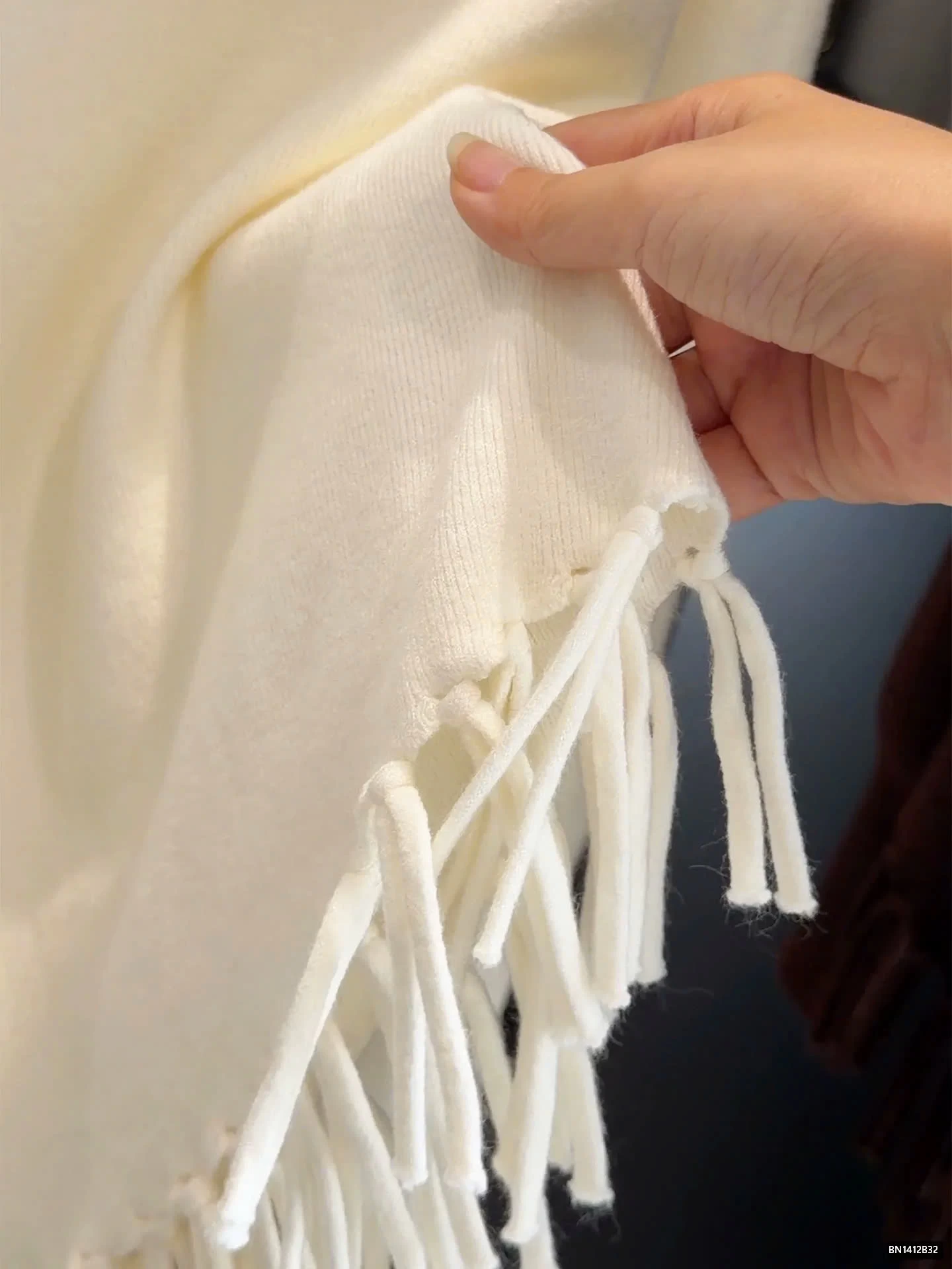 ÁO LEN CỔ BẺ TUA RUA