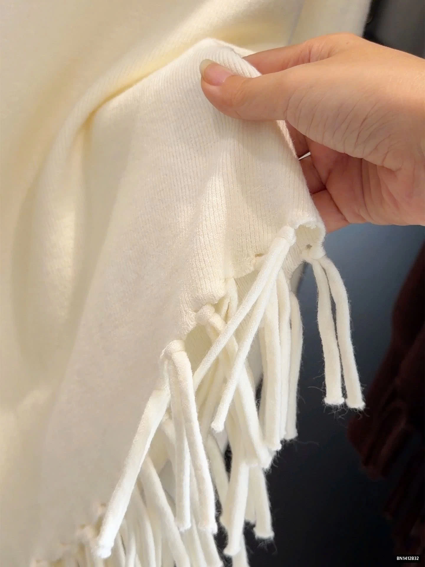 ÁO LEN CỔ BẺ TUA RUA