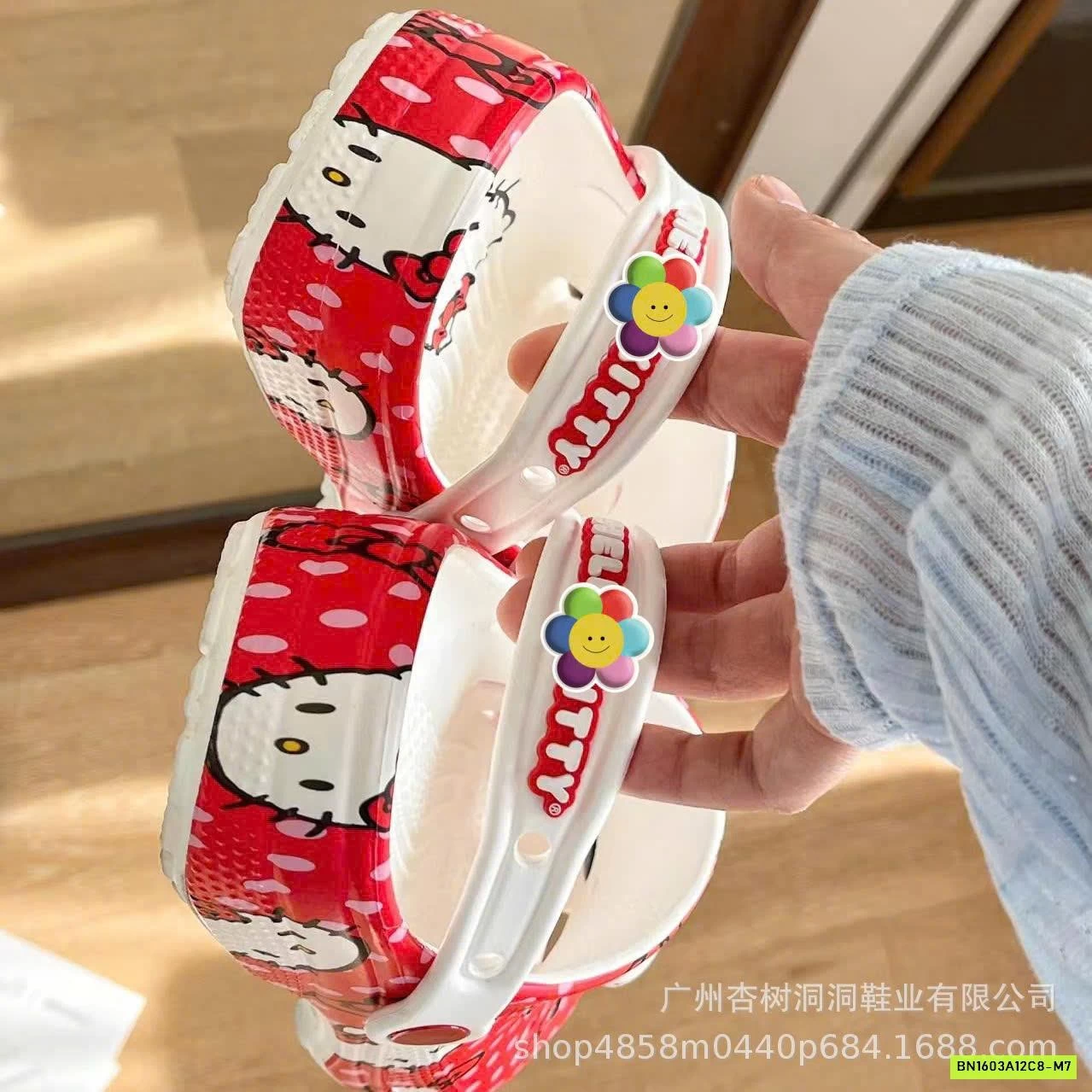 SỤC CROCS KÈM CHARM KITTY CHO MẸ VÀ BÉ