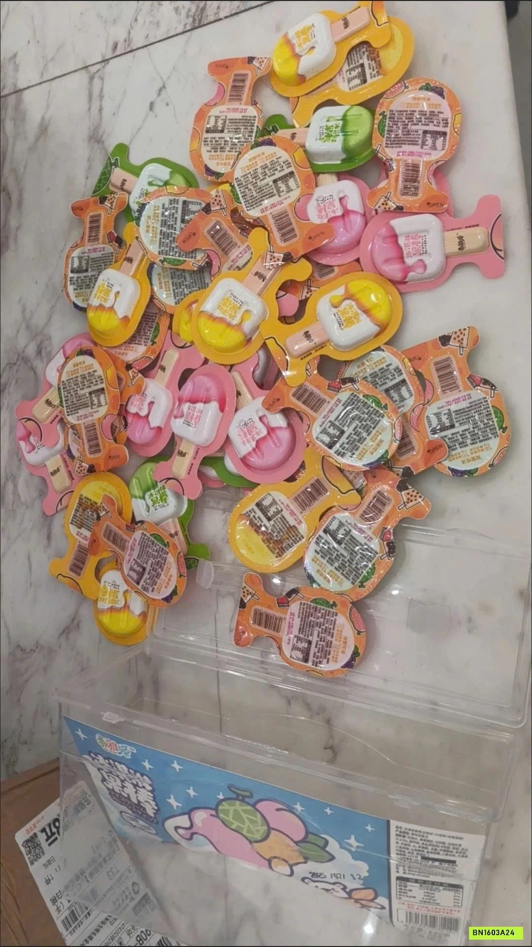 HỘP 60C KẸO THẠCH QUE KEM, CHÂN MÈO