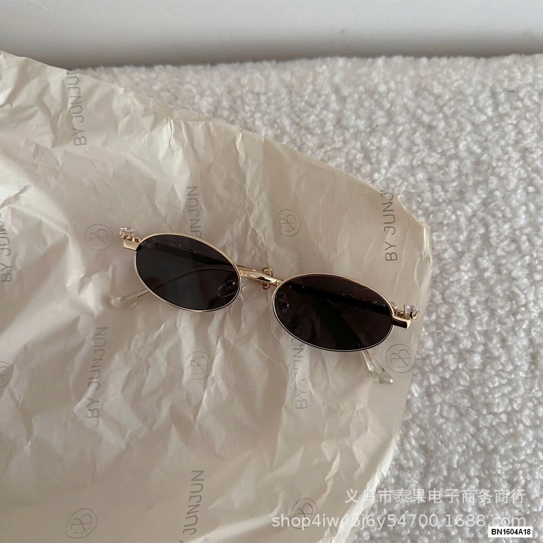 KÍNH THỜI TRANG GỌNG GẮN ĐÁ