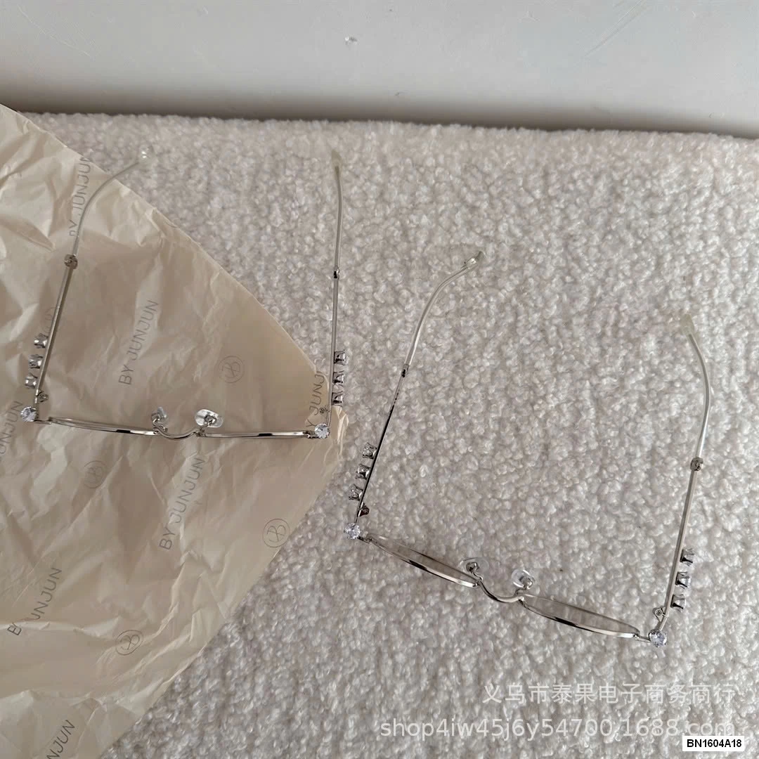 KÍNH THỜI TRANG GỌNG GẮN ĐÁ