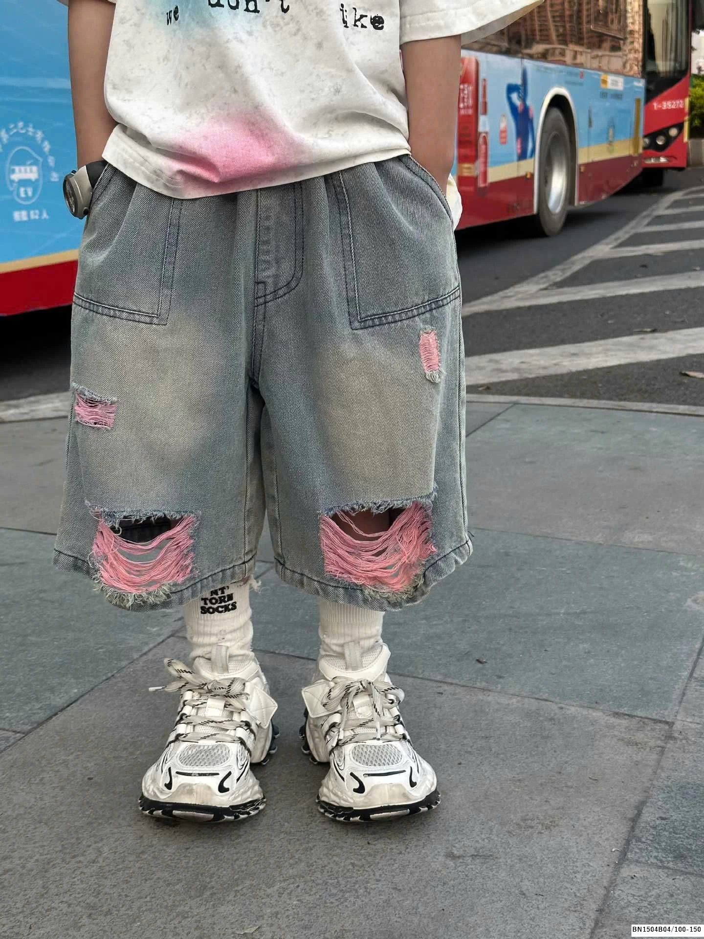 SÉT ÁO CHỮ SƠN MÀU MIX QUẦN JEAN RÁCH CHỈ HỒNG