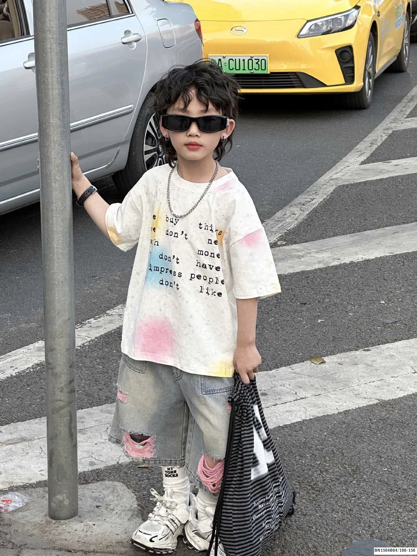 SÉT ÁO CHỮ SƠN MÀU MIX QUẦN JEAN RÁCH CHỈ HỒNG