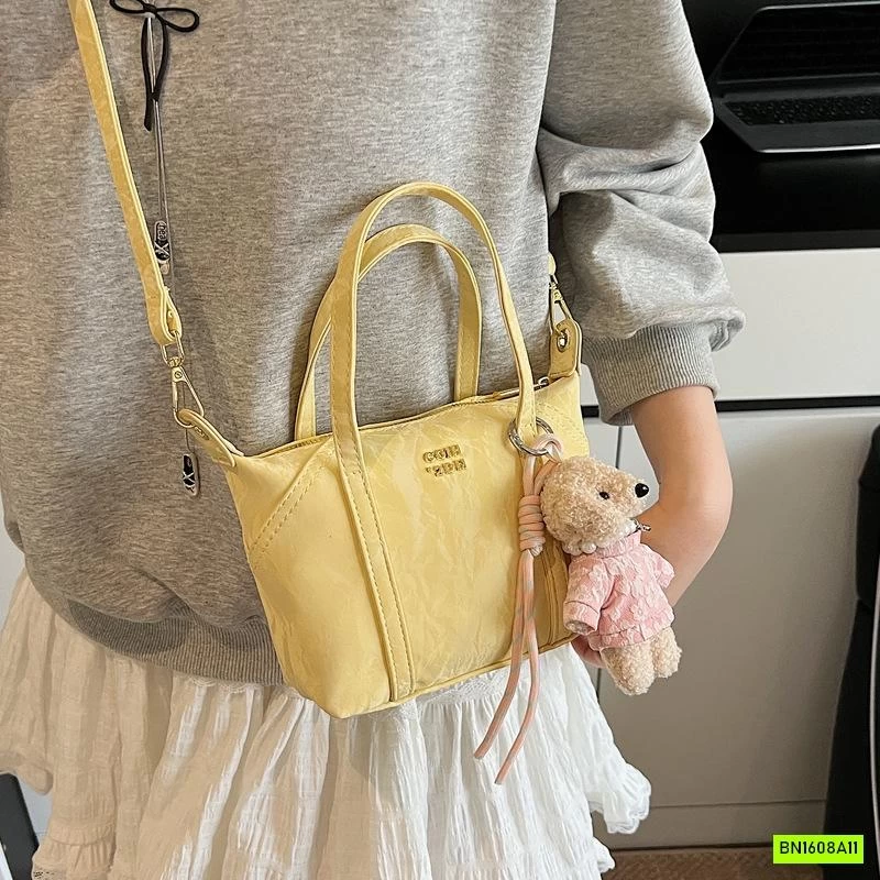 TÚI ĐEO CHÉO MÀU HIỆU ỨNG KÈM MÓC GẤU