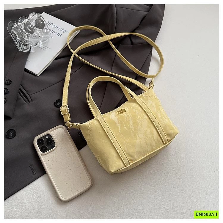 TÚI ĐEO CHÉO MÀU HIỆU ỨNG KÈM MÓC GẤU