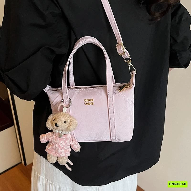 TÚI ĐEO CHÉO MÀU HIỆU ỨNG KÈM MÓC GẤU