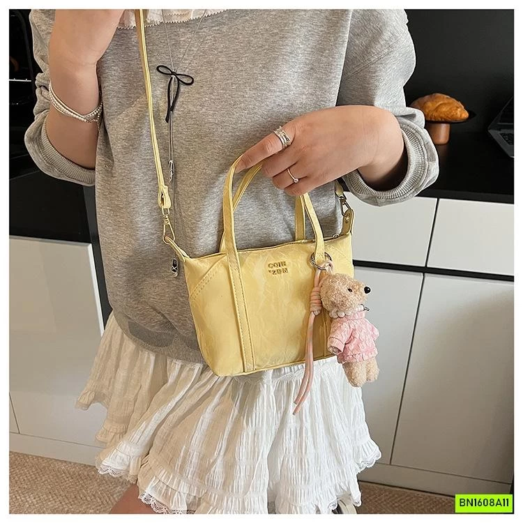 TÚI ĐEO CHÉO MÀU HIỆU ỨNG KÈM MÓC GẤU