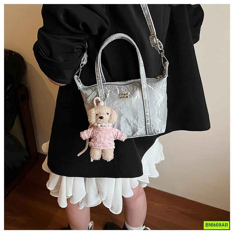 TÚI ĐEO CHÉO MÀU HIỆU ỨNG KÈM MÓC GẤU