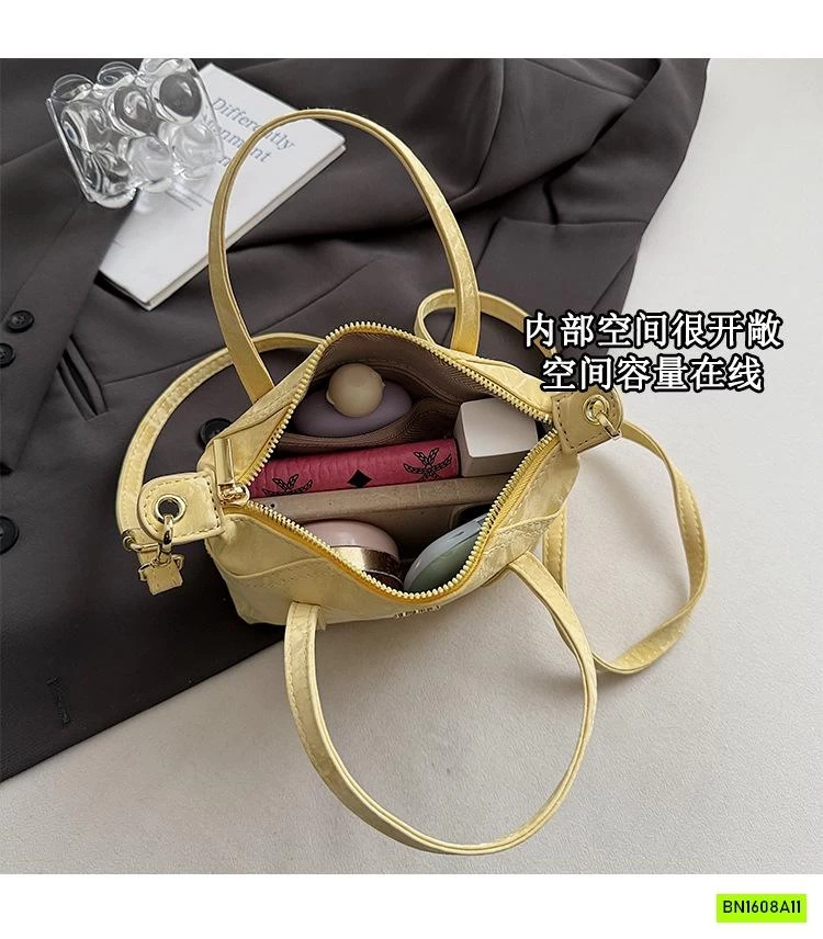 TÚI ĐEO CHÉO MÀU HIỆU ỨNG KÈM MÓC GẤU