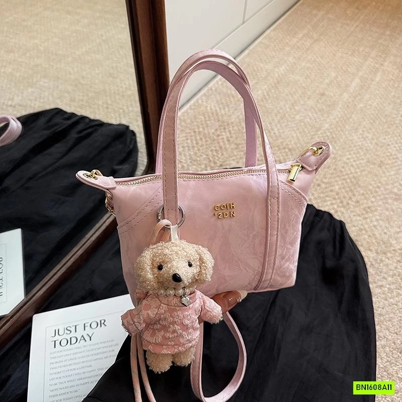 TÚI ĐEO CHÉO MÀU HIỆU ỨNG KÈM MÓC GẤU