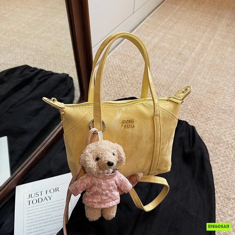 TÚI ĐEO CHÉO MÀU HIỆU ỨNG KÈM MÓC GẤU