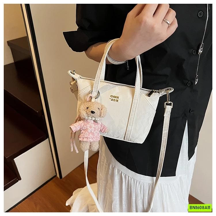 TÚI ĐEO CHÉO MÀU HIỆU ỨNG KÈM MÓC GẤU