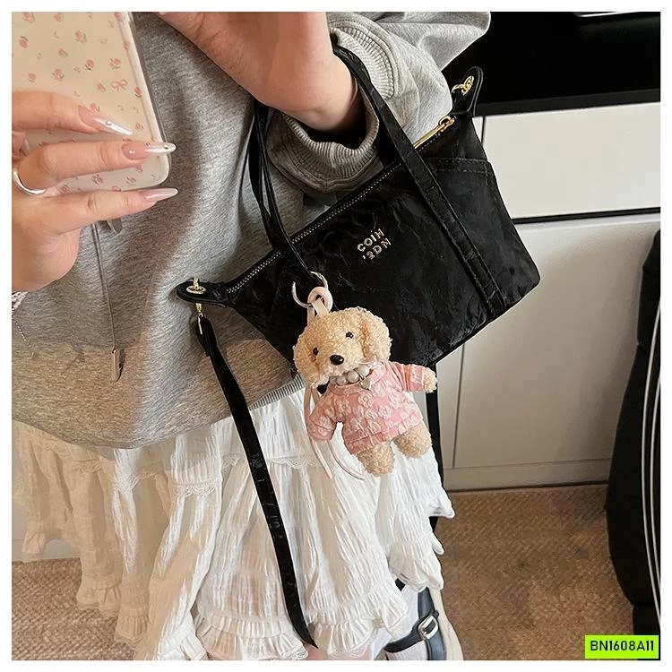 TÚI ĐEO CHÉO MÀU HIỆU ỨNG KÈM MÓC GẤU