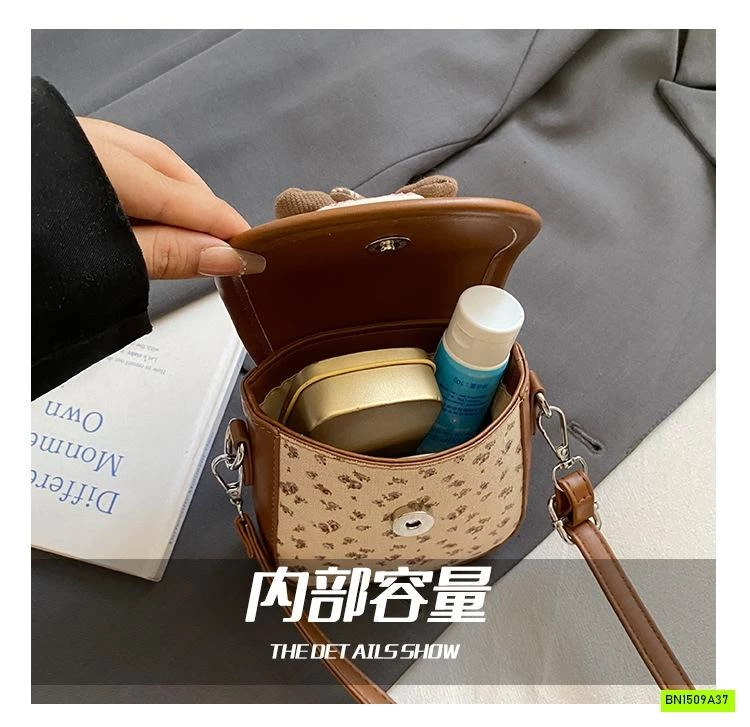 TÚI ĐEO CHÉO GẮN BÚP BÊ DỄ THƯƠNG