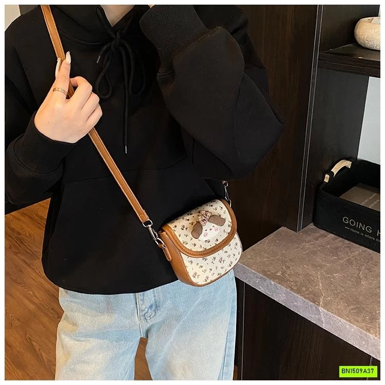 TÚI ĐEO CHÉO GẮN BÚP BÊ DỄ THƯƠNG