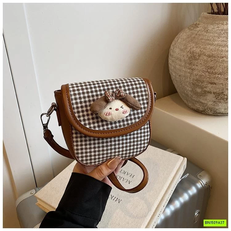 TÚI ĐEO CHÉO GẮN BÚP BÊ DỄ THƯƠNG