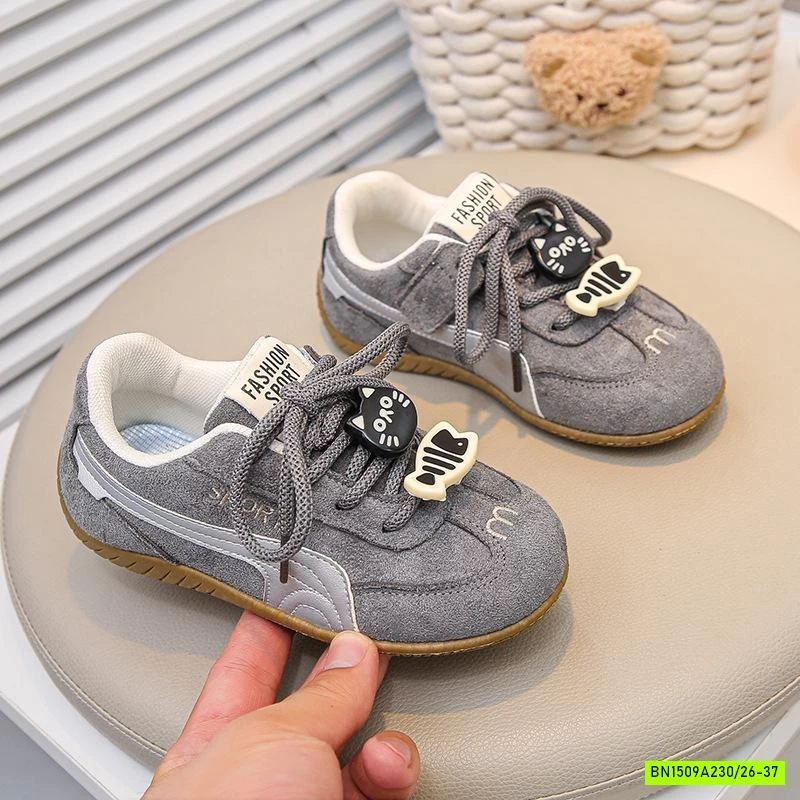 GIÀY THỂ THAO DA LỘN THÊU CHỮ M