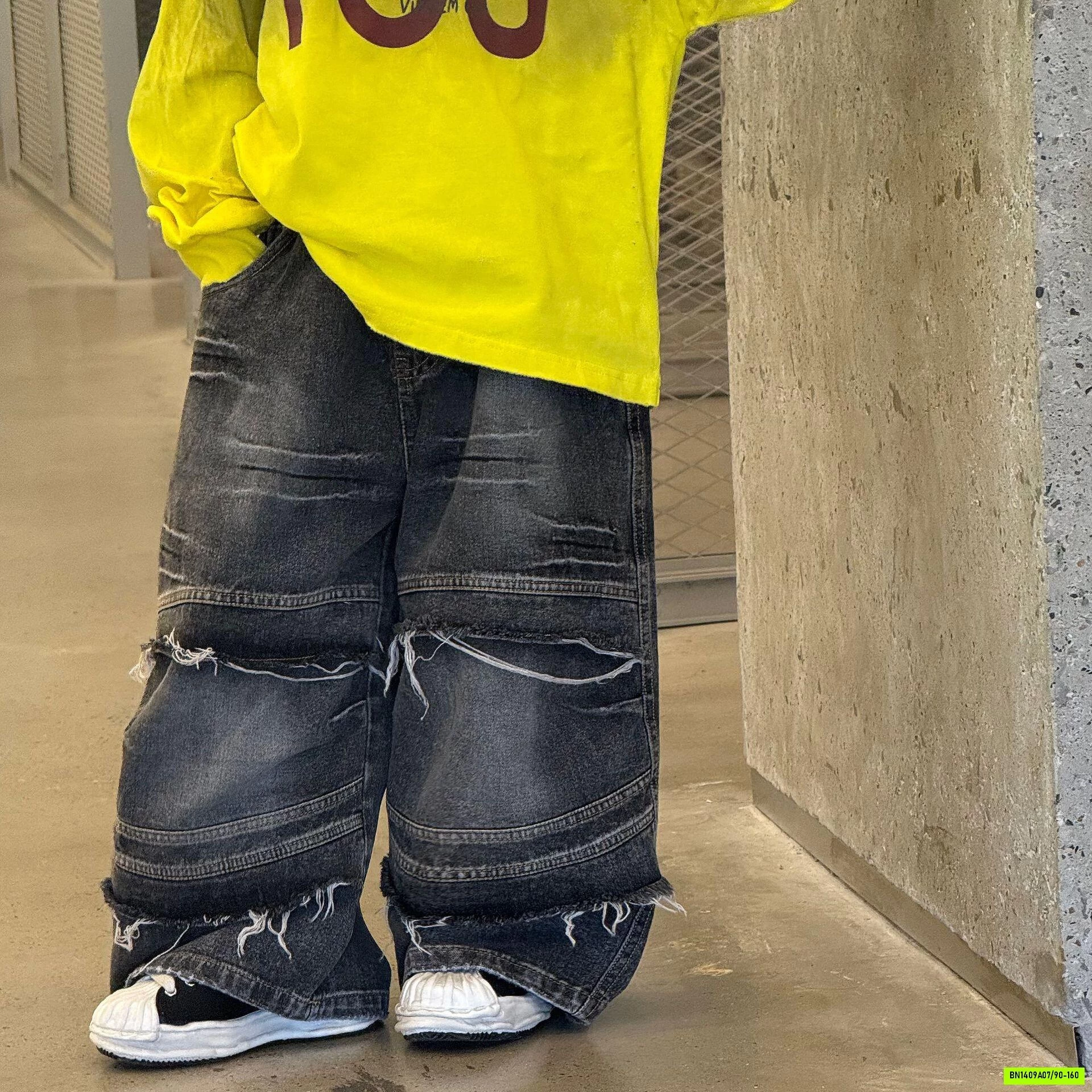JEANS ĐEN GIẢ RÁCH GỐI FANSHU CÁ TÍNH