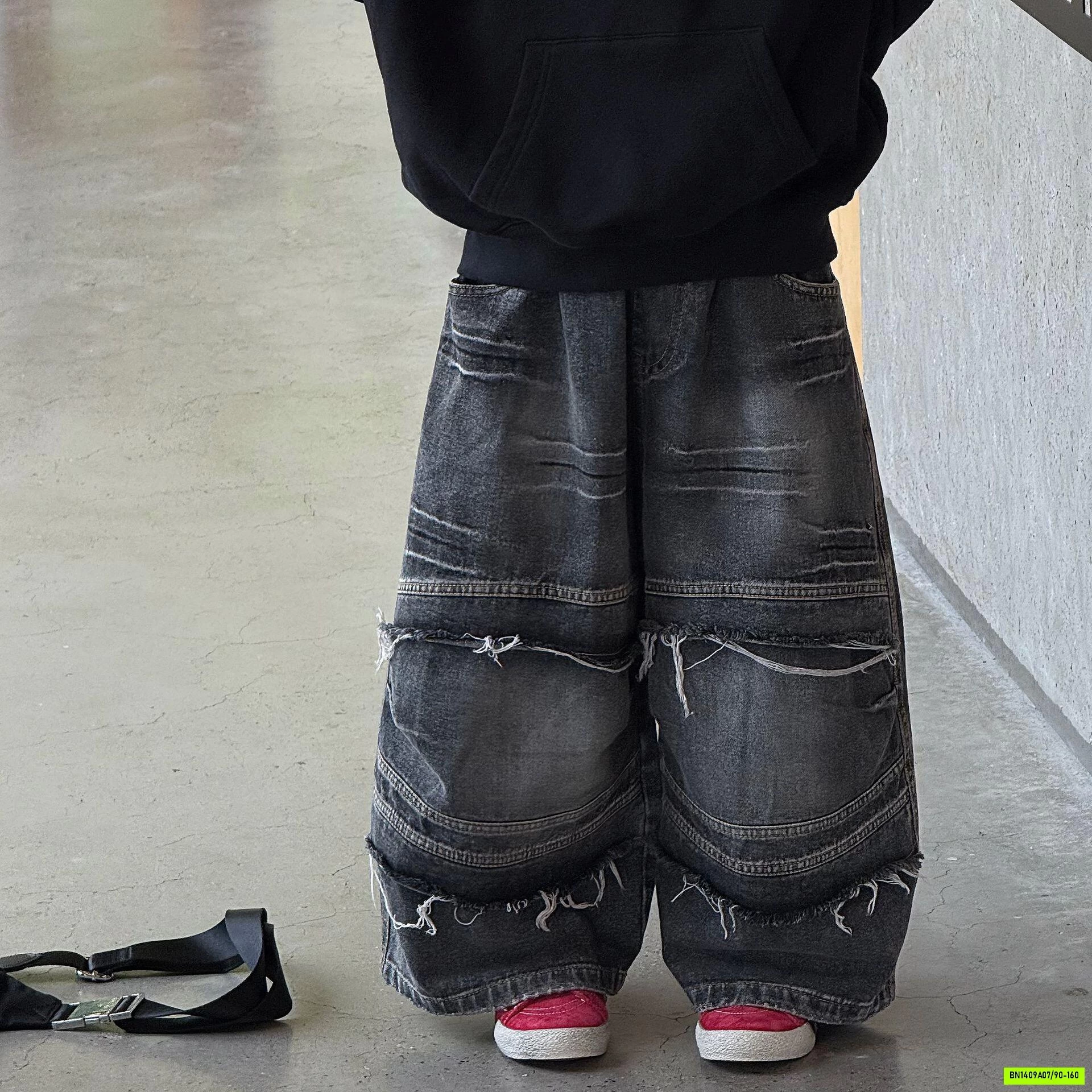 JEANS ĐEN GIẢ RÁCH GỐI FANSHU CÁ TÍNH