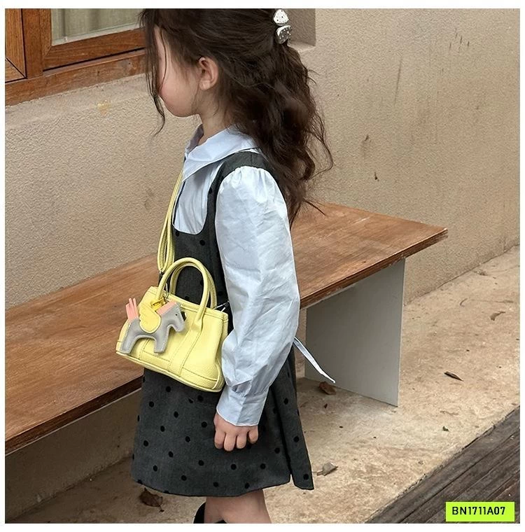 TÚI ĐEO CHÉO MINI KÈM MÓC KHÓA PONY