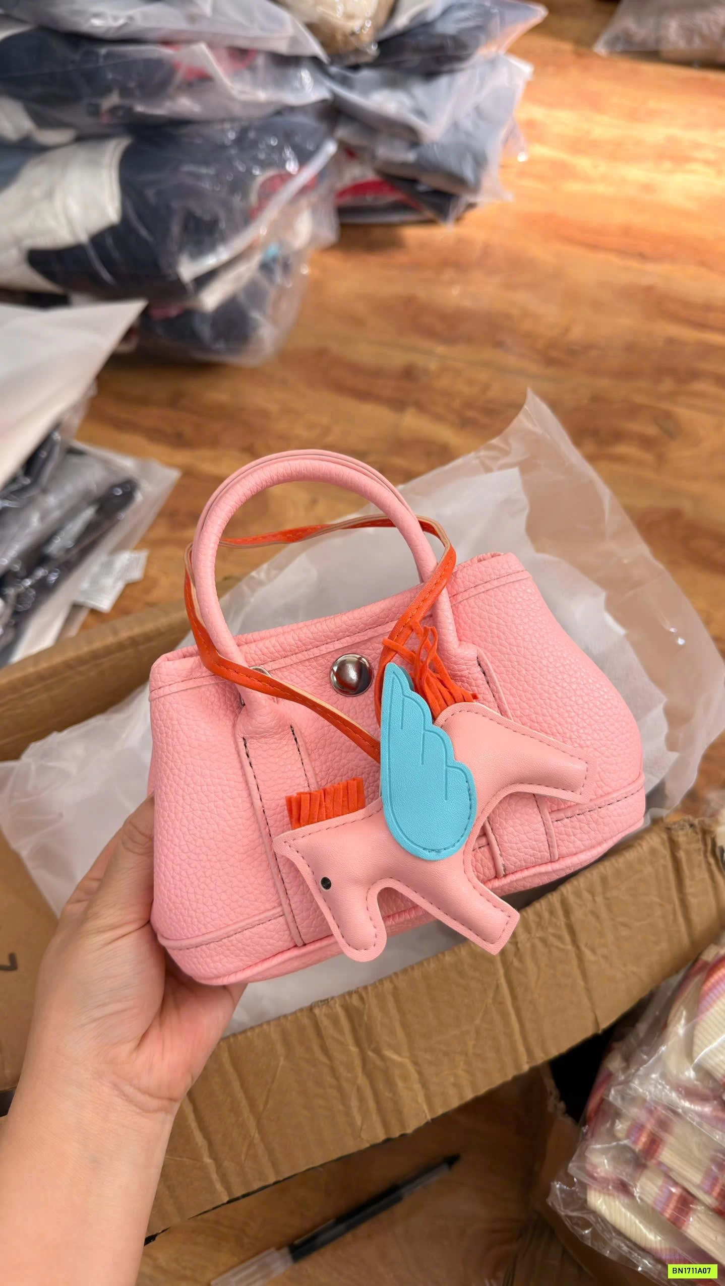 TÚI ĐEO CHÉO MINI KÈM MÓC KHÓA PONY