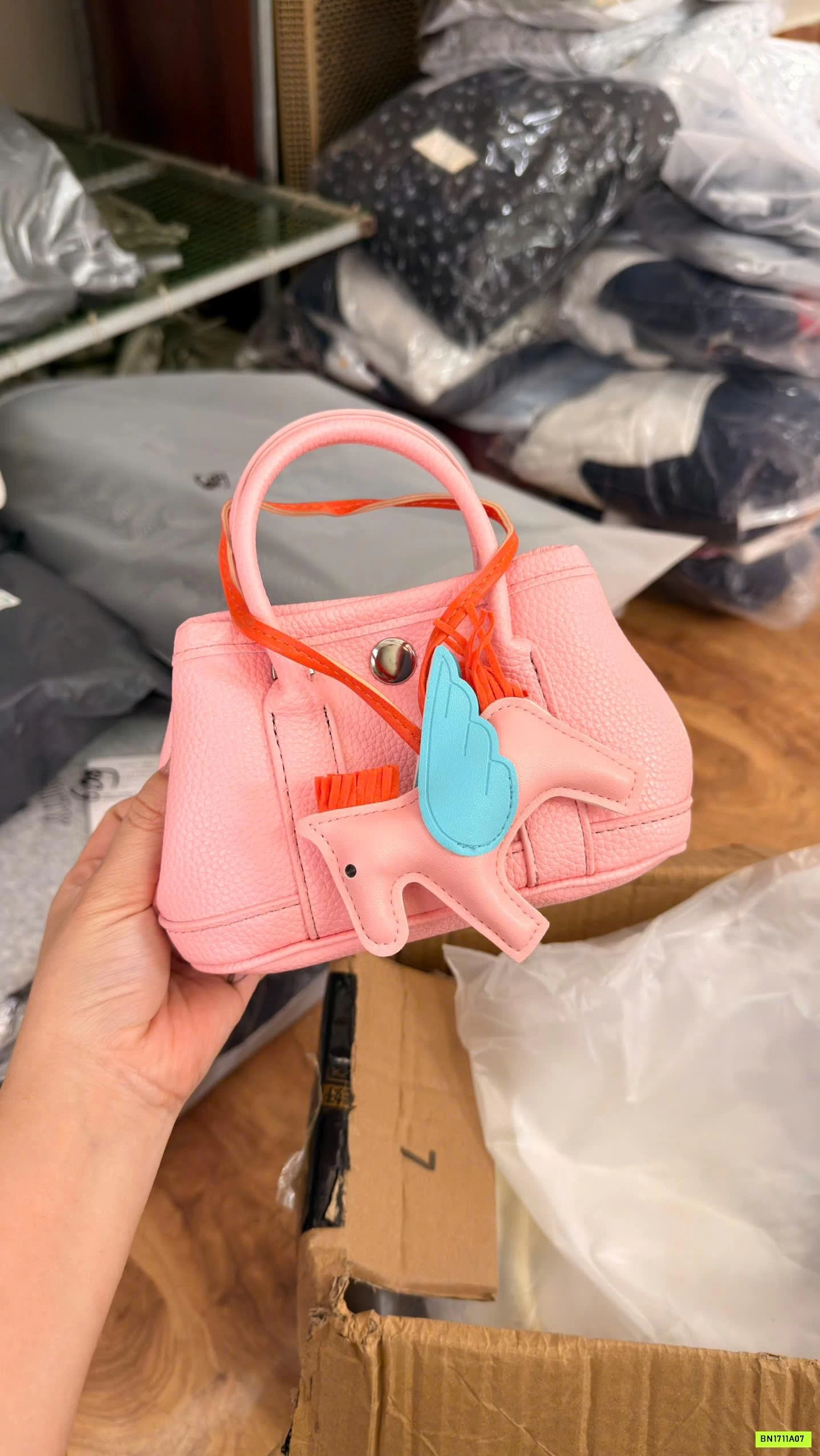 TÚI ĐEO CHÉO MINI KÈM MÓC KHÓA PONY