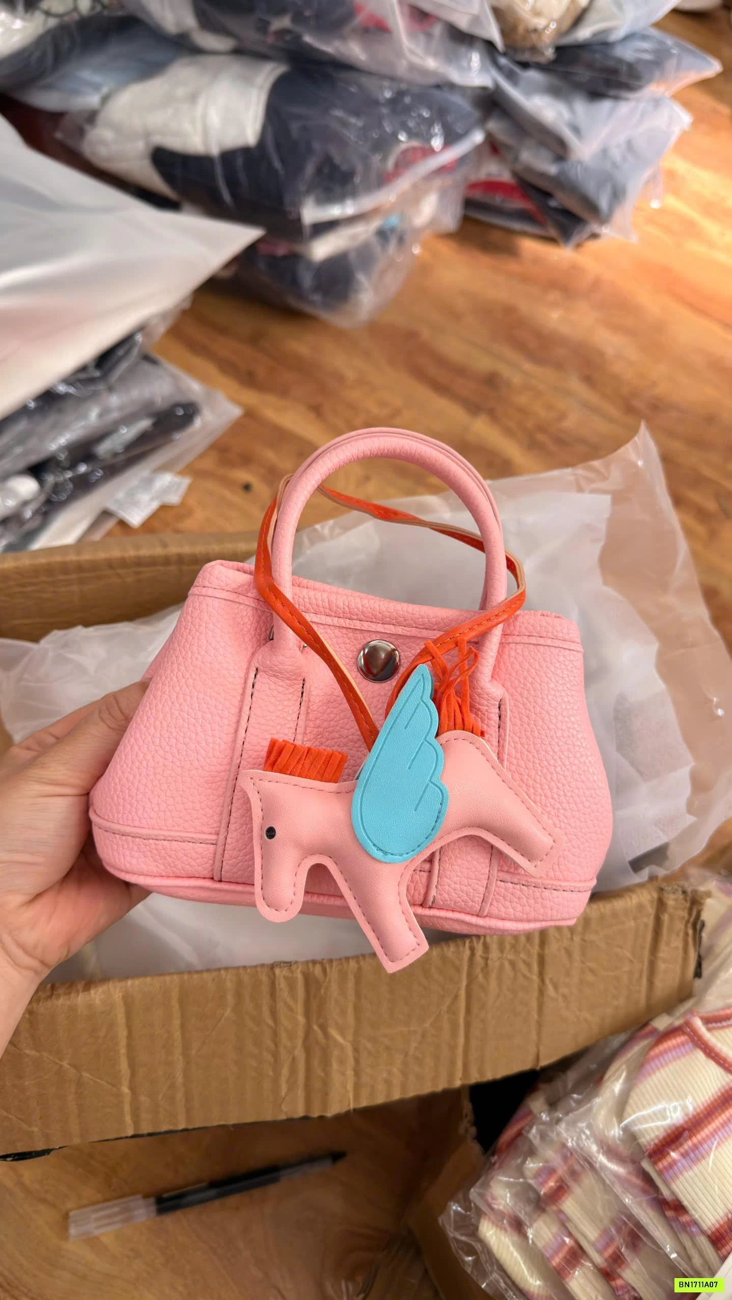 TÚI ĐEO CHÉO MINI KÈM MÓC KHÓA PONY